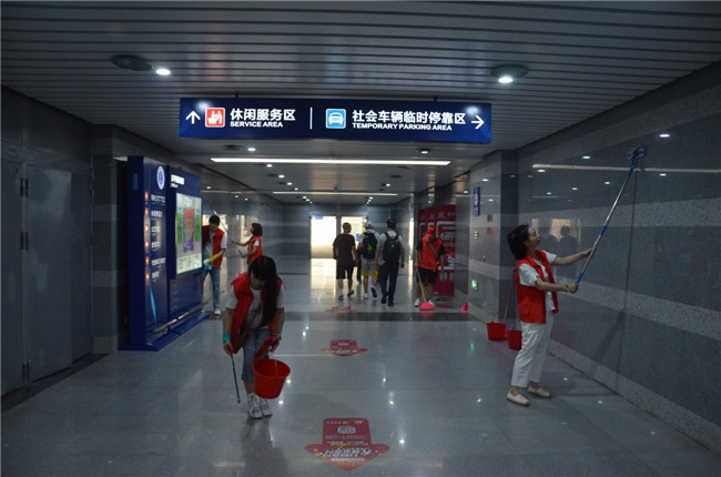 城投集團(tuán)開(kāi)展“創(chuàng)衛(wèi)迎暗訪(fǎng)、全城大掃除”主題志愿活動(dòng)