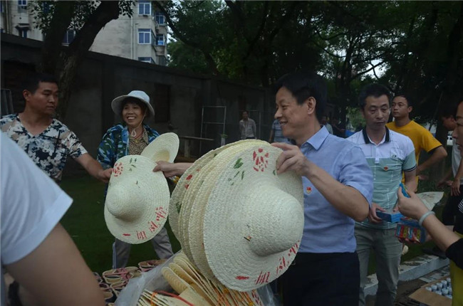 炎炎夏日送清涼，點(diǎn)滴關(guān)懷暖人心——城投集團(tuán)各黨支部開展“送清涼”慰問一線員工活動(dòng)