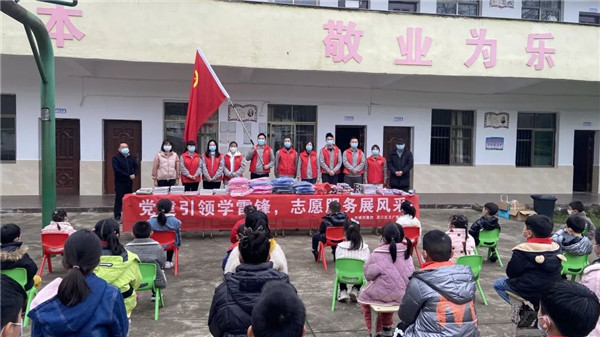市城投集團(tuán)開展“黨建引領(lǐng)學(xué)雷鋒，志愿服務(wù)展風(fēng)采”送溫暖活動(dòng)