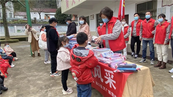 市城投集團(tuán)開展“黨建引領(lǐng)學(xué)雷鋒，志愿服務(wù)展風(fēng)采”送溫暖活動(dòng)